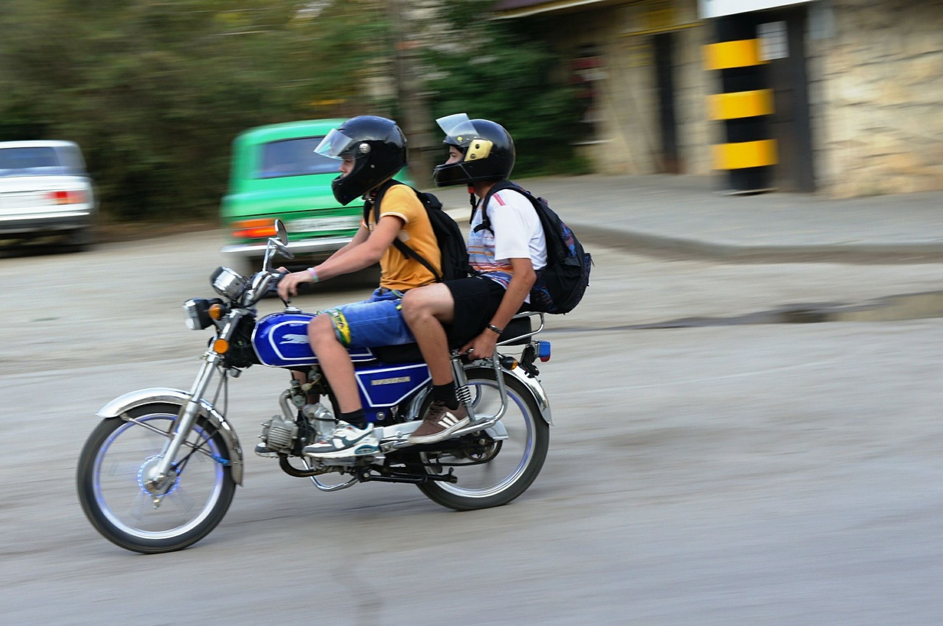 Дети ездят на мотоциклах. Мопед Альфа с пассажиром. Мотоцикл для подростка. Мотоцикл мопед. Мотоцикл для молодежи.