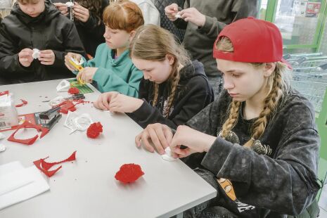 Гвоздика руками детей