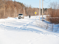 Ножкой снег мешая