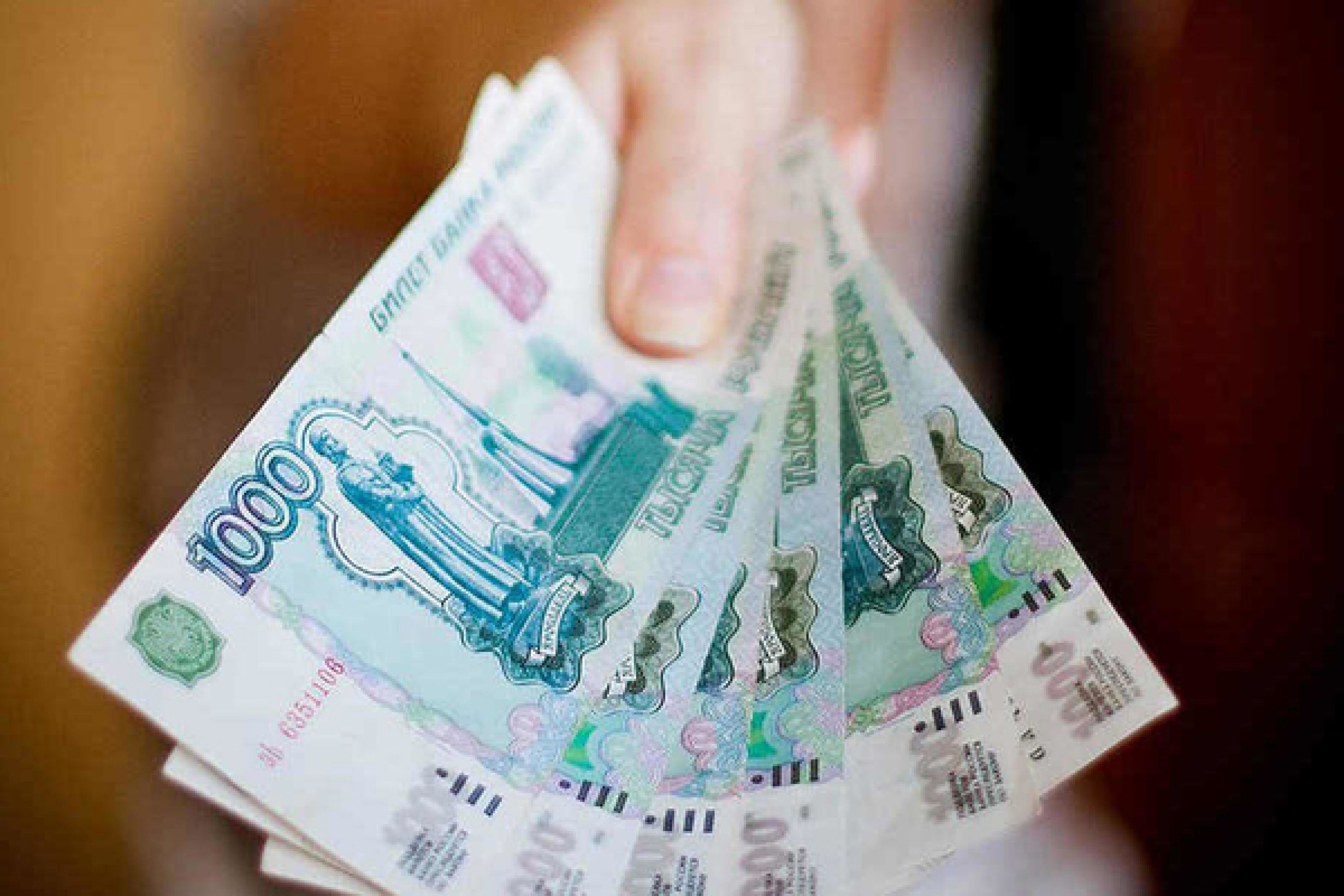 Купюры в руке. Деньги в руках. Рубли в руках. Фотография денег в руках. Деньги в руках рубли.