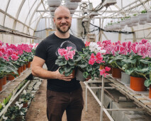 Жизнь на два района, цветы — на всю область