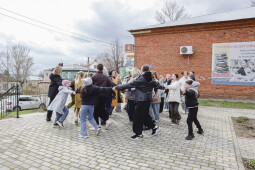 Пели, танцевали, книги читали