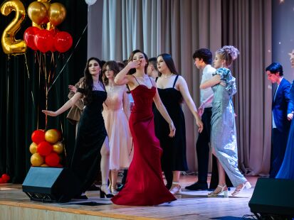 Аттестат в руках и мир на ладони