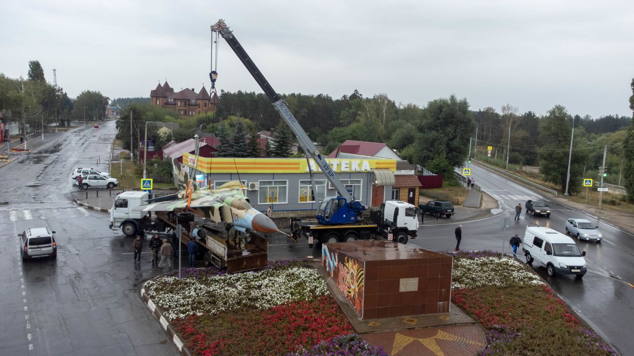 Автовокзал воронеж задонск. Задонск самолет памятник. Задонск Липецк. Автовокзал Задонск.